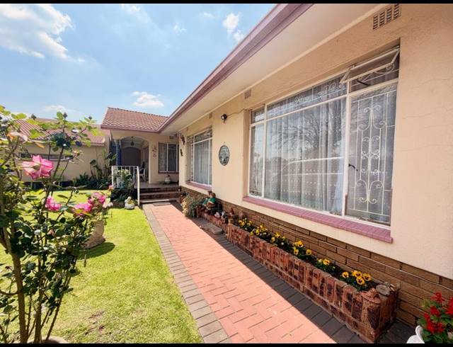 3 BEDROOM HOUSE FOR SALE IN VANDERBIJLPARK SE 7